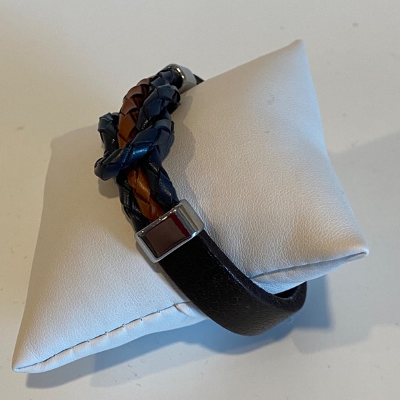 Men’s 8” knot leather and stainless steel bracelet - Picture 3 of 6